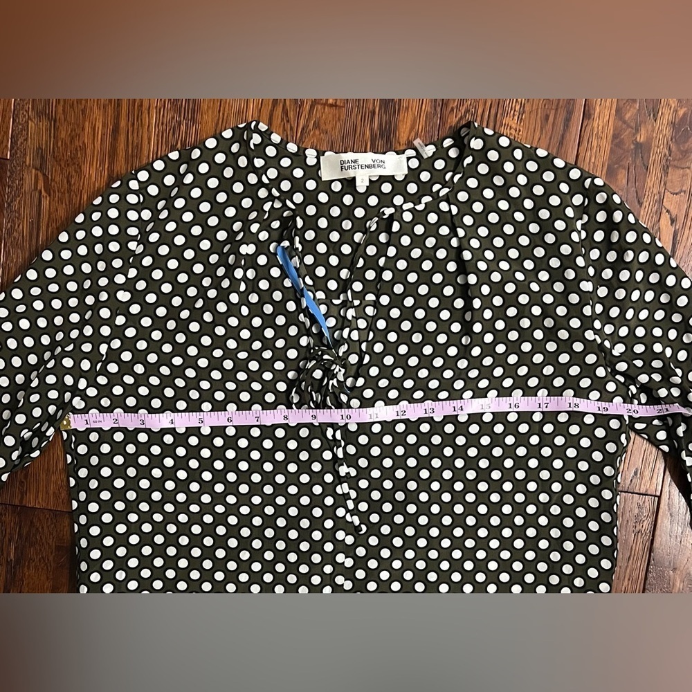 DIANE VON FURSTENBERG Silk Polka Dotted Shift Dress with Keyhole Detail Size 2 - Picture 6 of 10
